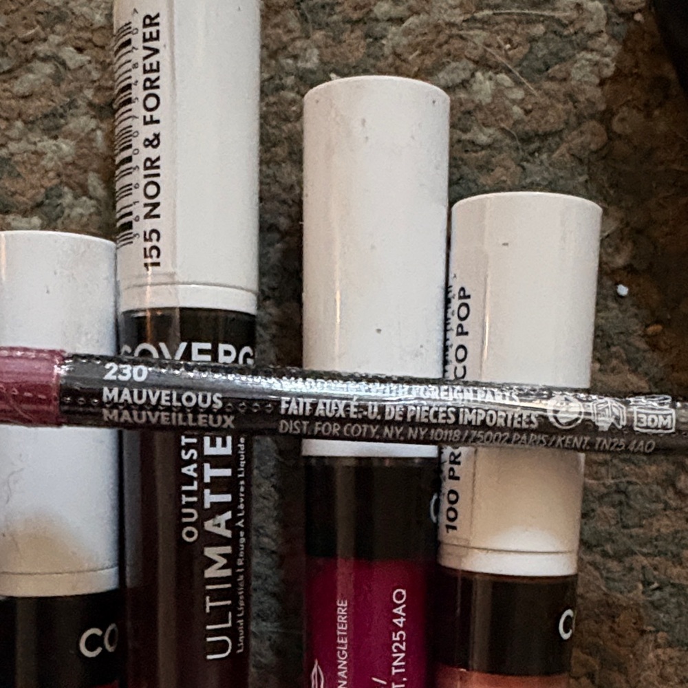 COVERGIRL Lipstick Set - Bold Reds, Pinks, and Purples - Picture 11 of 11